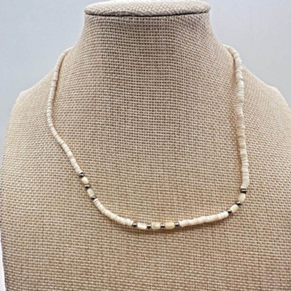 Vintage Y2K White Shell Heishi Beaded Choker Necklace Silver Tone Jewelry